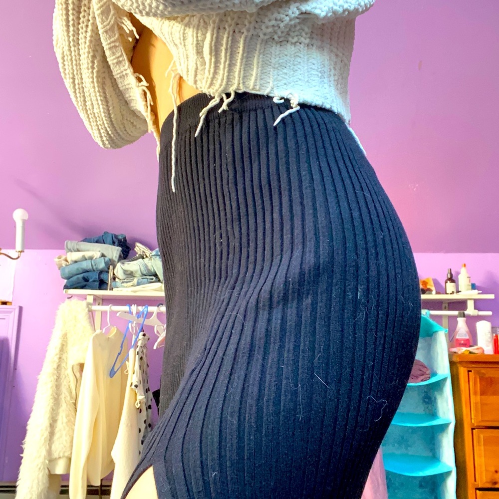 Lulu’s ribbed midi skirt with side slit, tags on